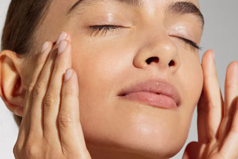 Cleanses and clarifies the skin